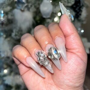 Elegant Silver Nail Art with Rhinestone Press Ons 💅